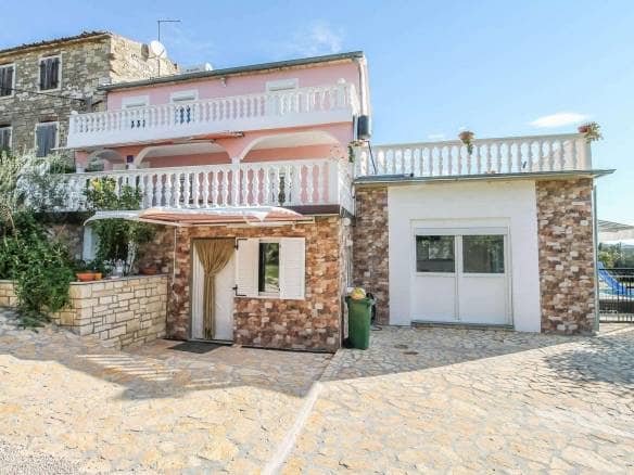Brtonigla | Haus mit Pool in außergewöhnlicher Lage mit bezaubernder Aussicht