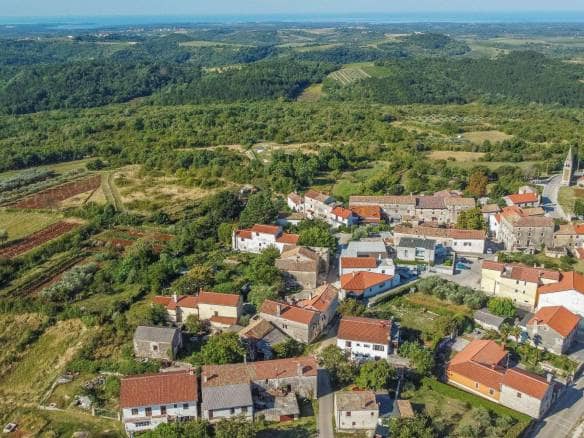 Buje | Anwesen mit einheimischen istrischen Häusern zur Renovierung