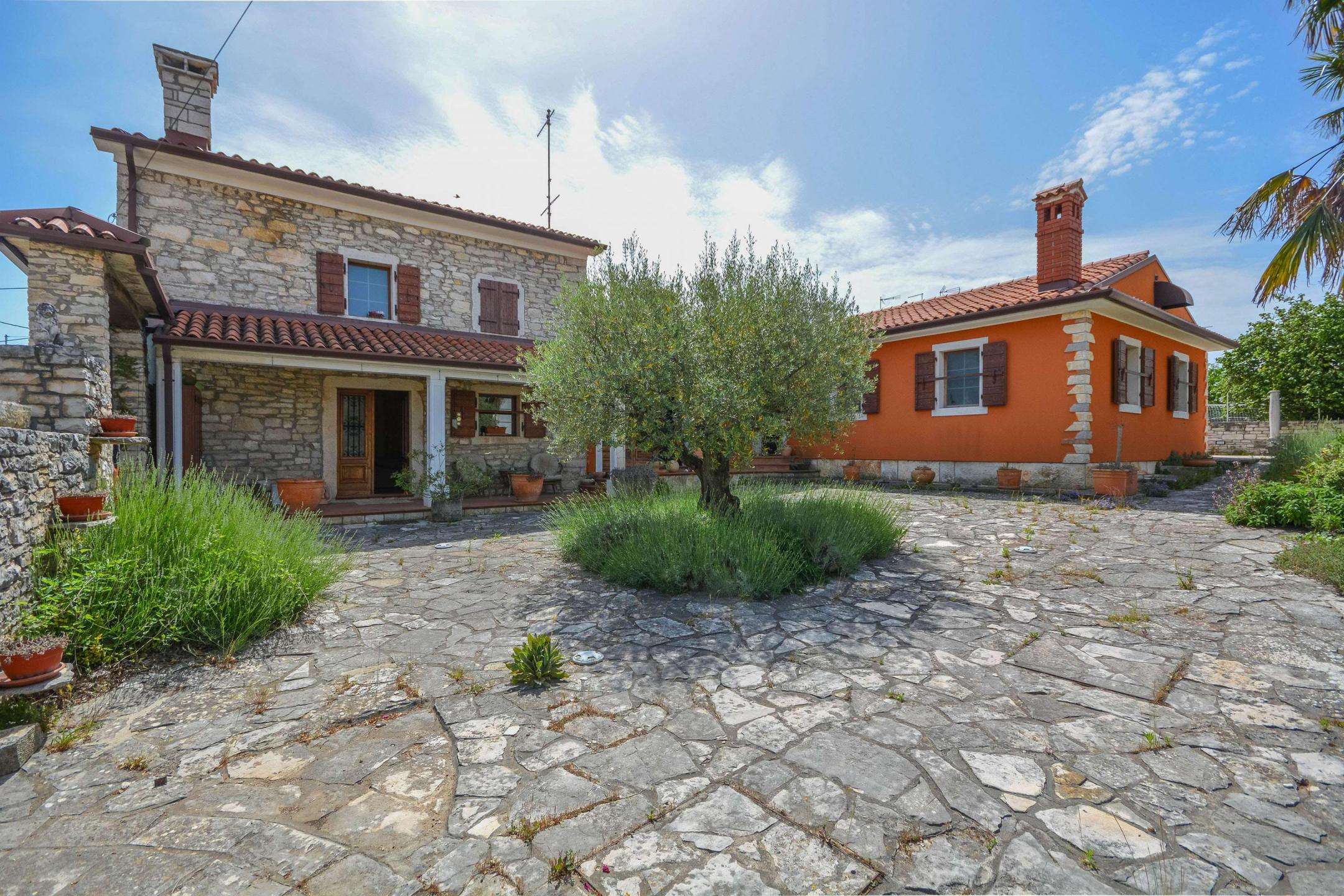 Buje okolica | Kamnita istrska hiša s panoramskim razgledom