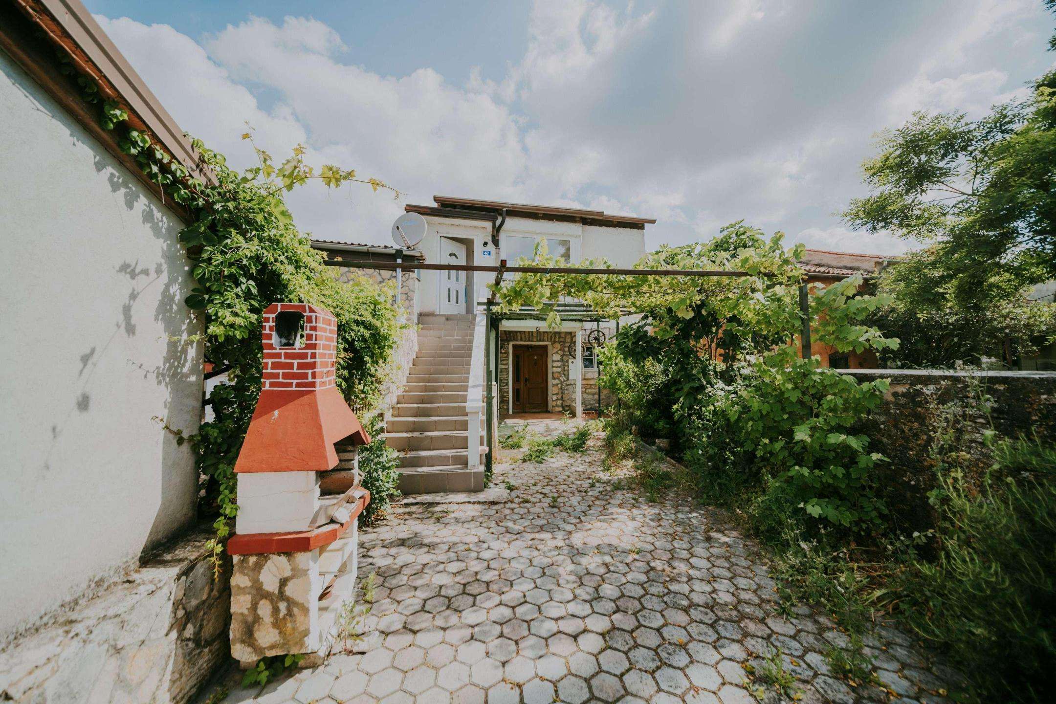 Umgebung von Kaštel | Istrisches Haus in ruhiger Lage nahe der Grenze Umgebung von Kaštel | Istrisches Haus in ruhiger Lage nahe der Grenze