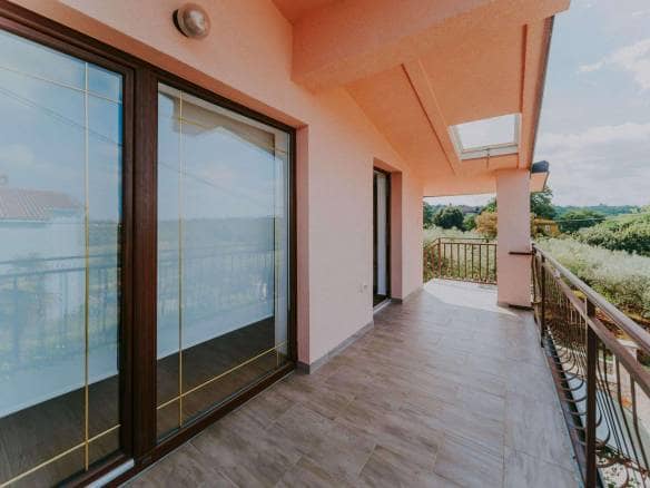 Kaštel okolica | Prostrani stan u blizini slovenske granice