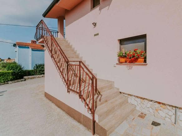 Kaštel okolica | Prostrani stan u blizini slovenske granice