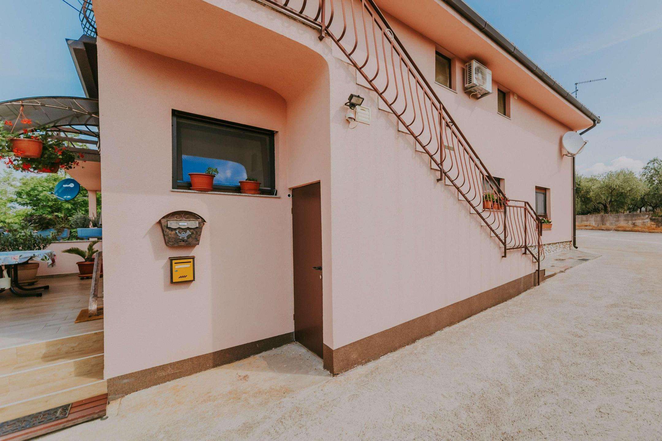 Castelvenere dintorni | Spazioso appartamento vicino al confine con la Slovenia