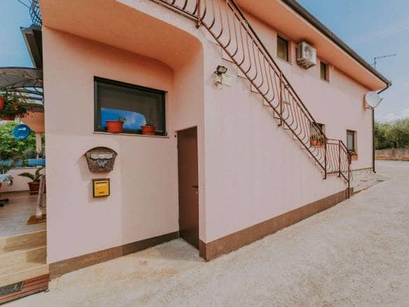 Kaštel okolica | Prostrani stan u blizini slovenske granice