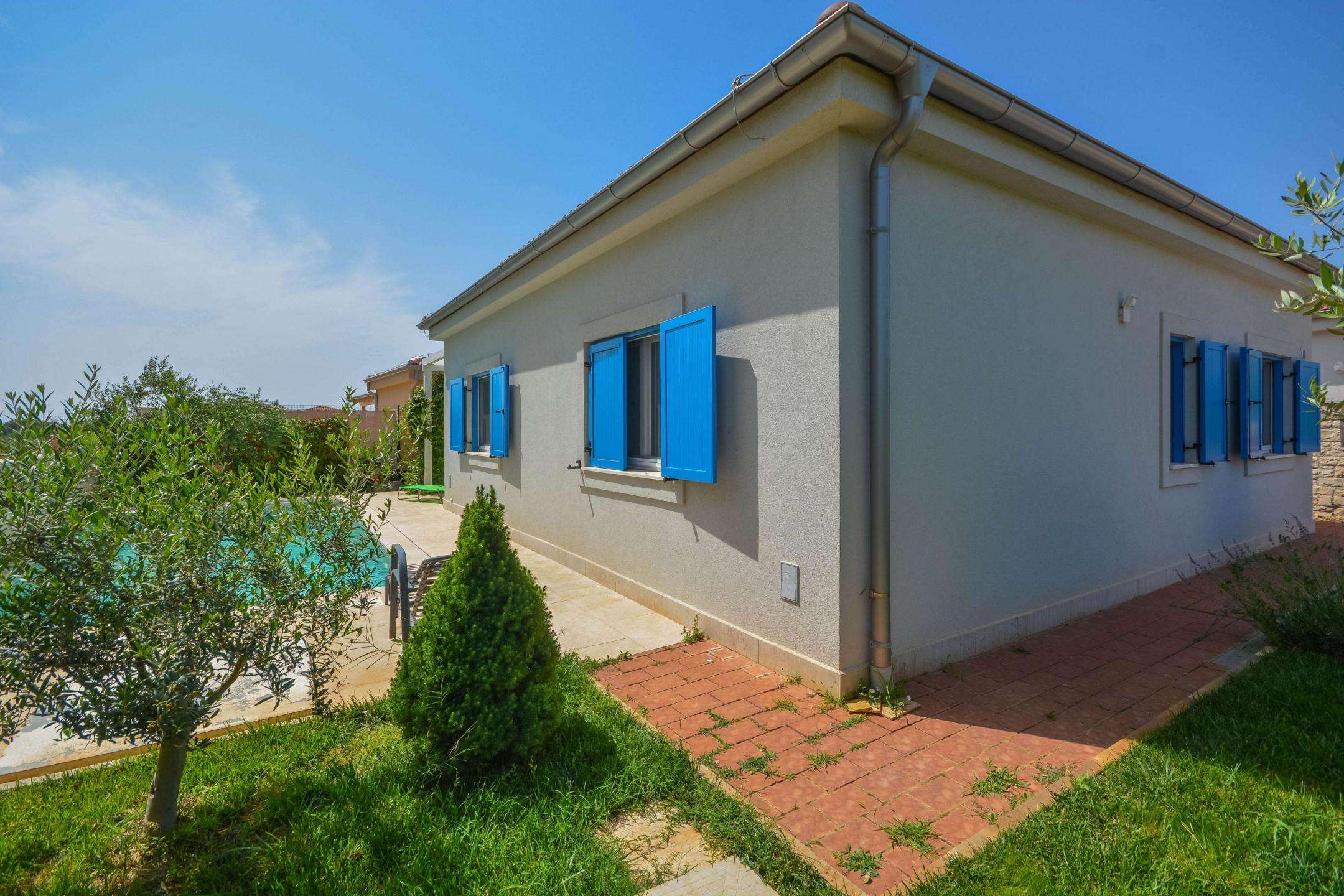 Новиград окрестности | Красивый дом на первом этаже с бассейном