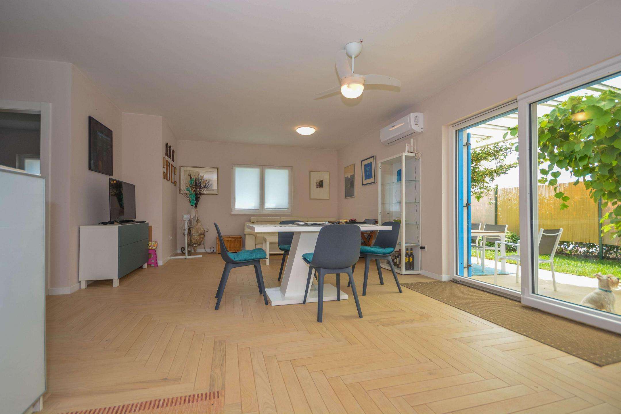 Новиград окрестности | Красивый дом на первом этаже с бассейном