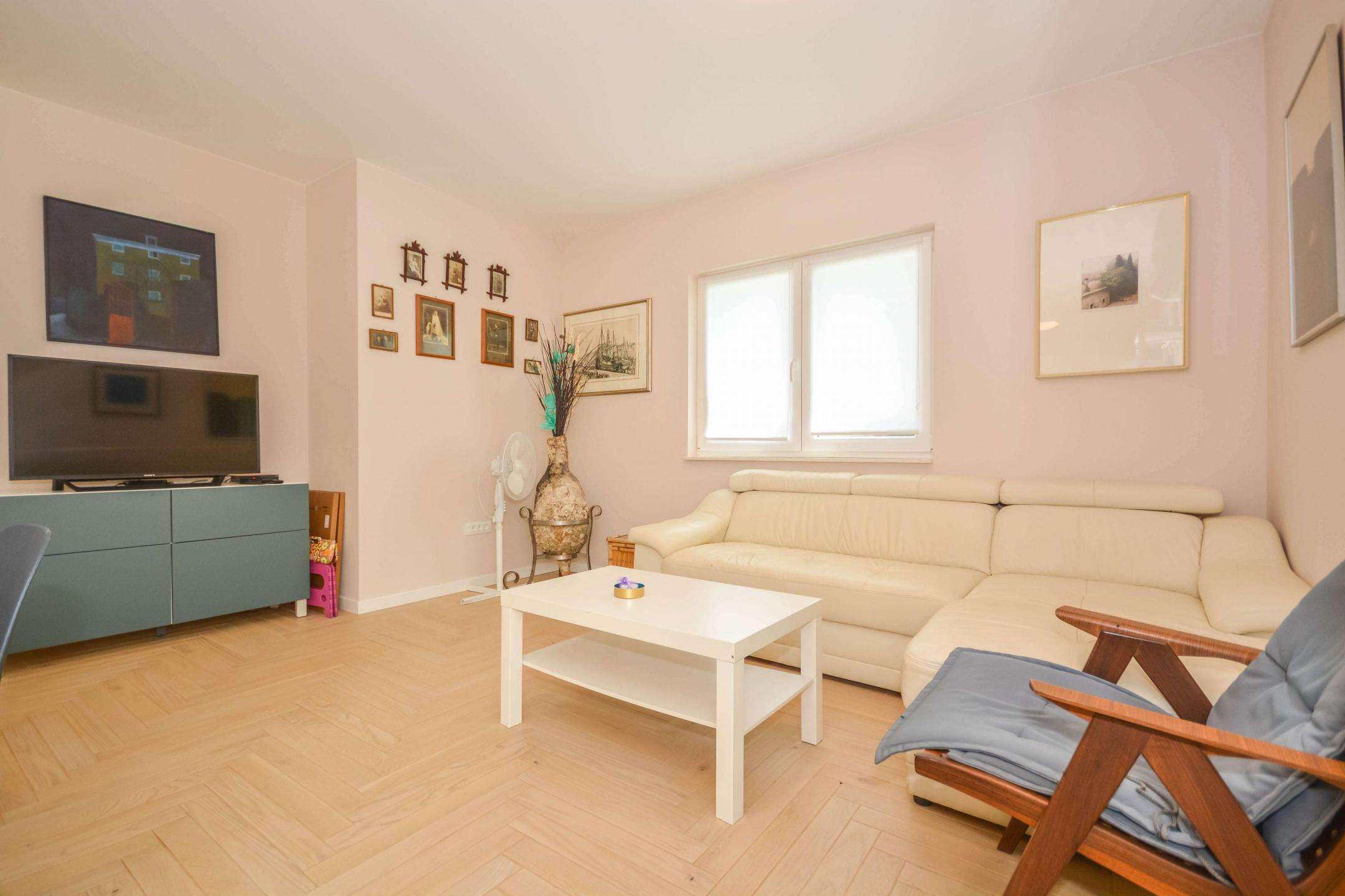 Новиград окрестности | Красивый дом на первом этаже с бассейном