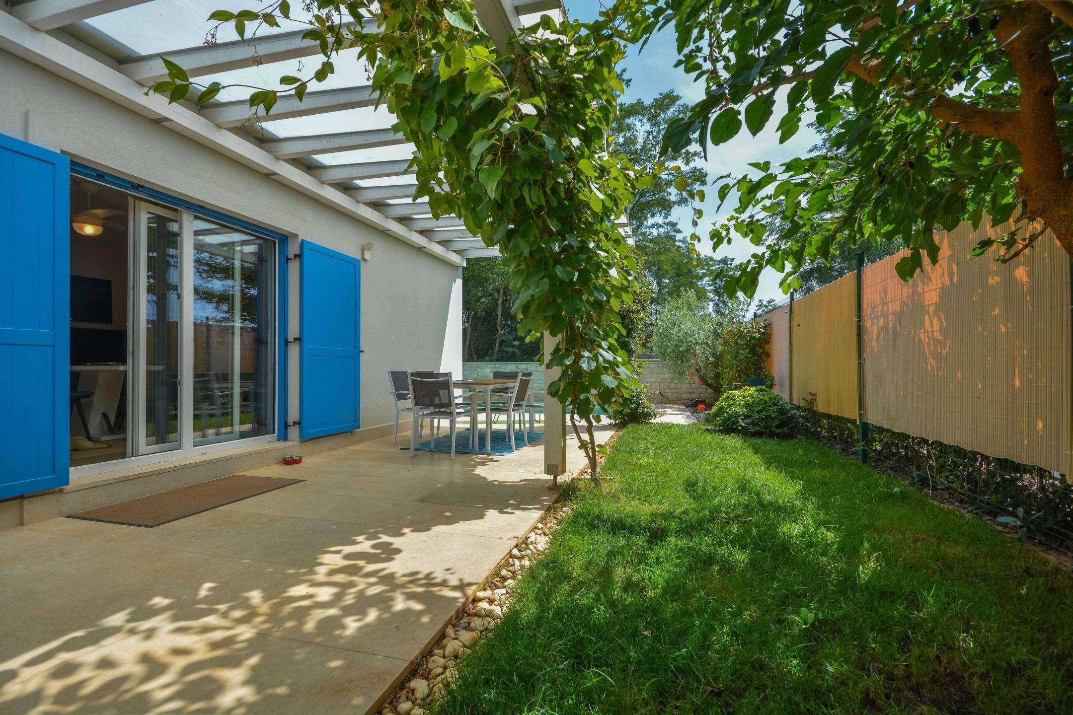 Новиград окрестности | Красивый дом на первом этаже с бассейном