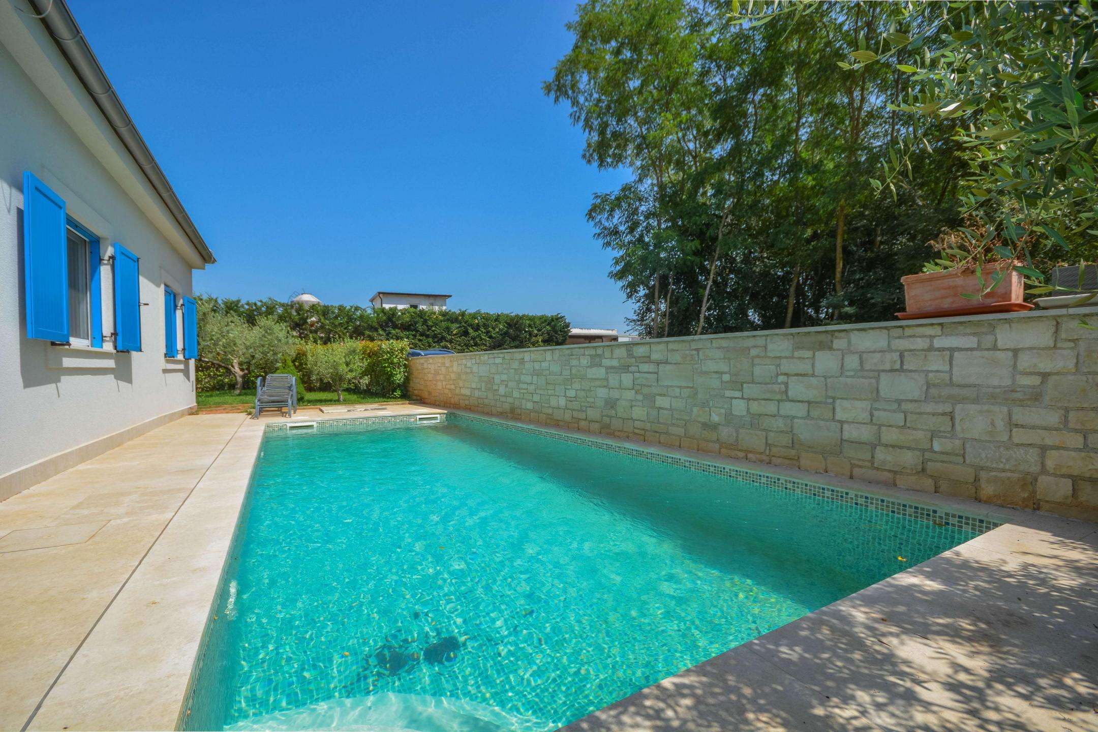 Новиград окрестности | Красивый дом на первом этаже с бассейном