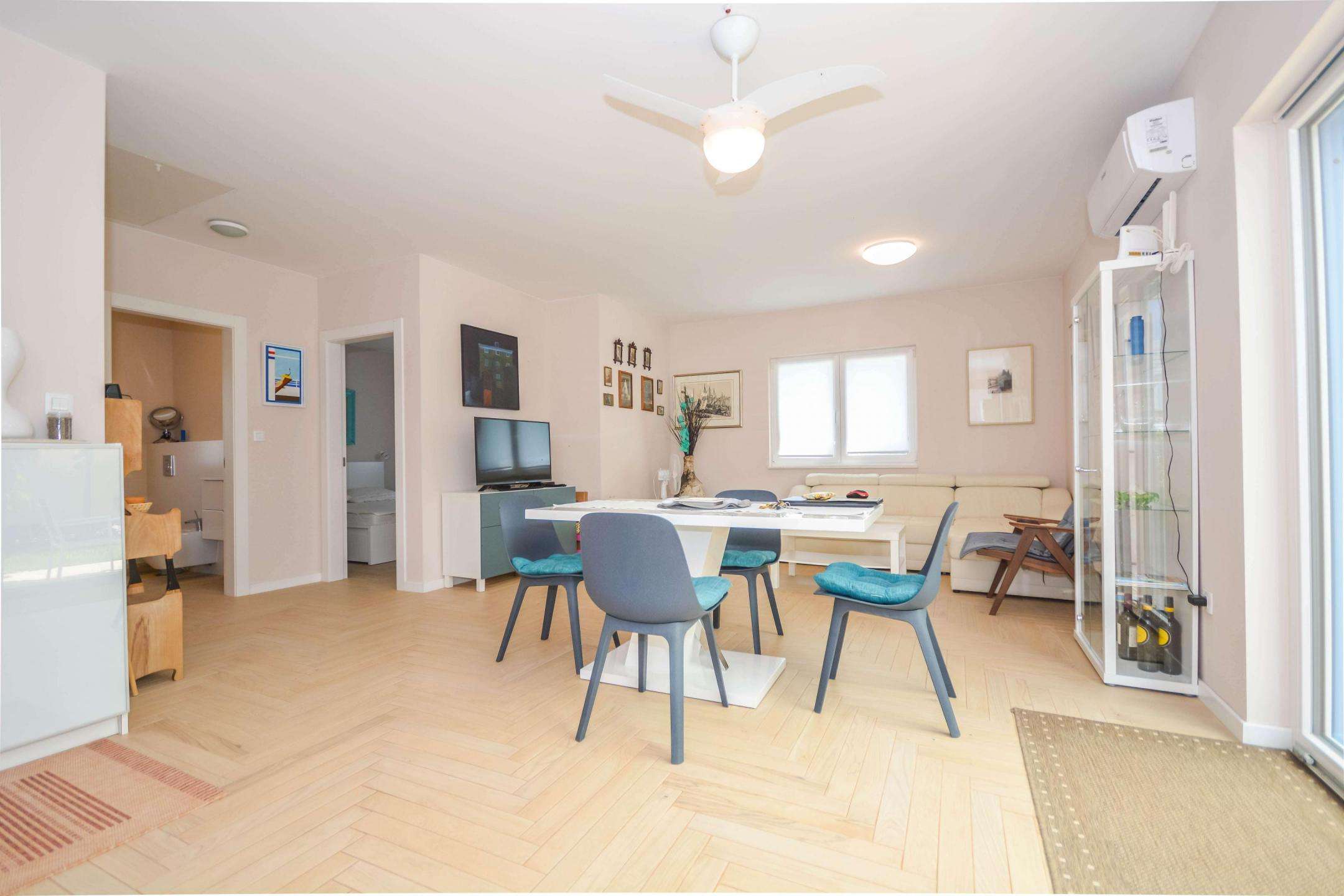 Новиград окрестности | Красивый дом на первом этаже с бассейном