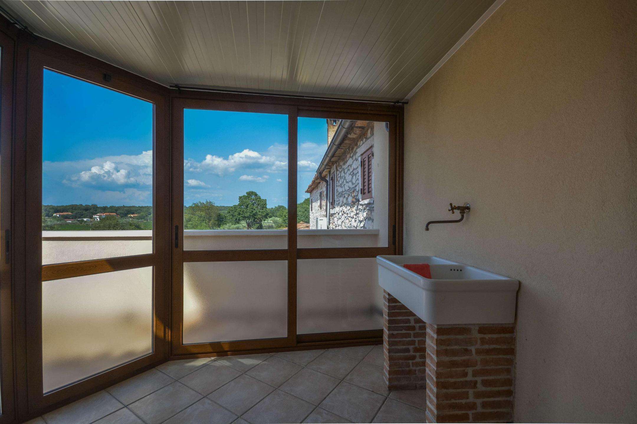 Brtonigla okolica | Lepa avtohtona kamnita hiša s pogledom na morje