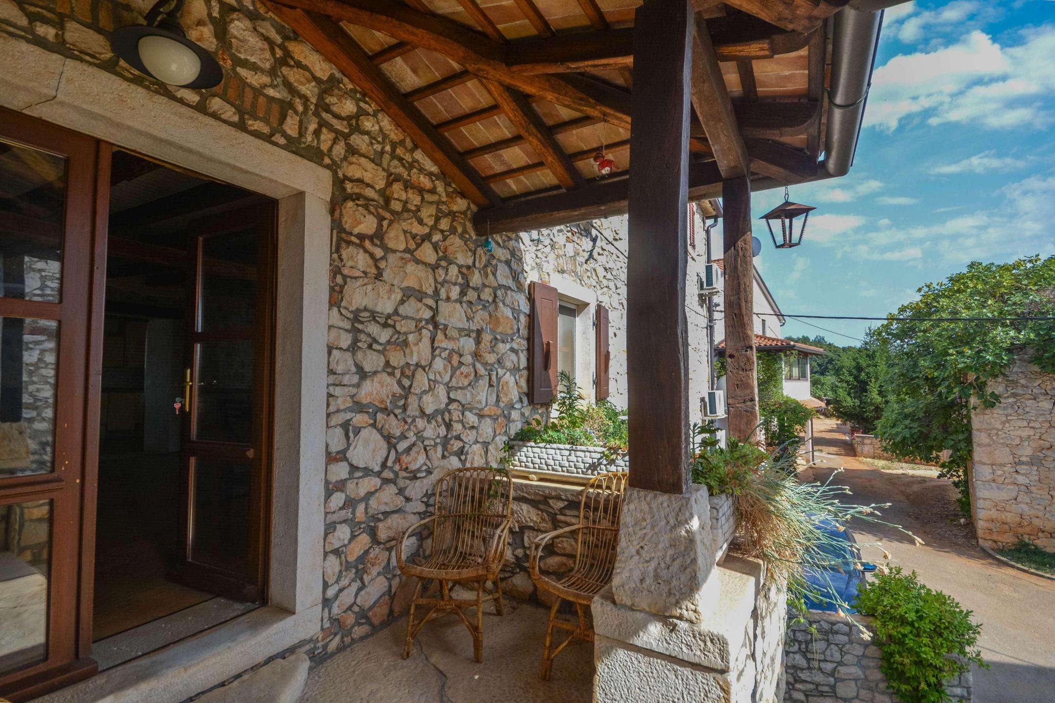 Brtonigla okolica | Lepa avtohtona kamnita hiša s pogledom na morje