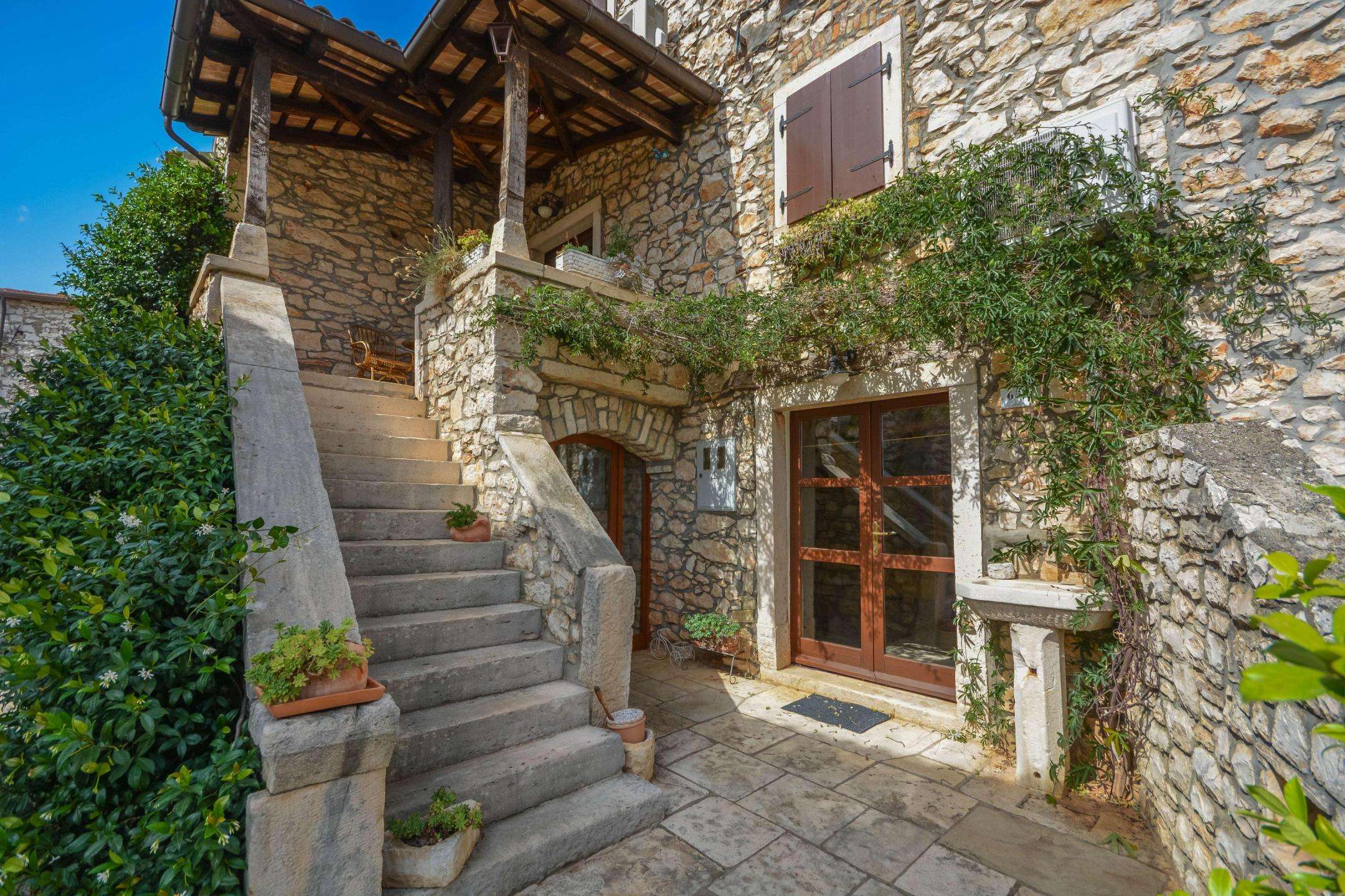 Бртонигла окрестности | Красивый родной каменный дом с видом на море