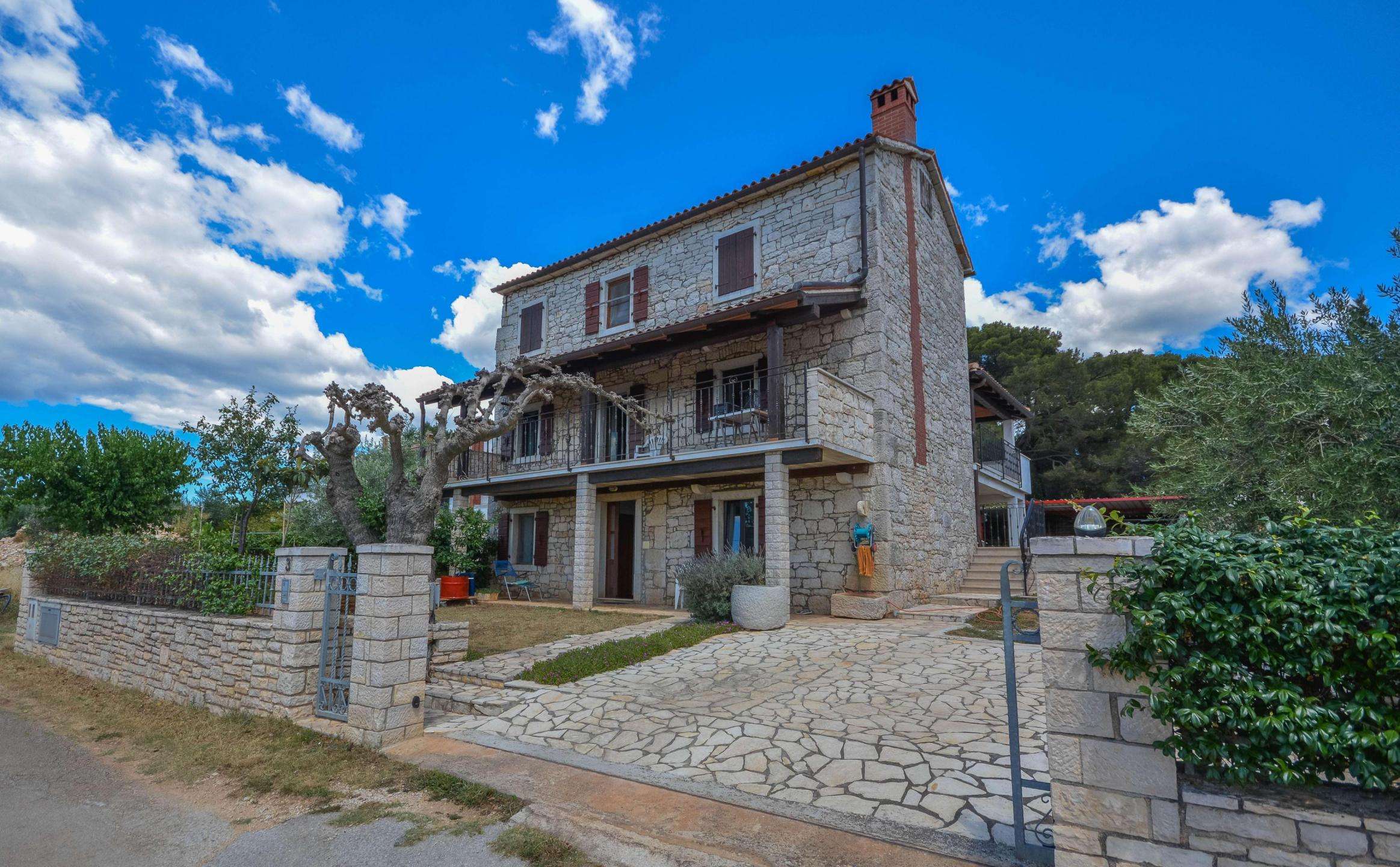 Poreč okolica | Prenovljena kamnita istrska hiša s pogledom na morje Poreč okolica | Prenovljena kamnita istrska hiša s pogledom na morje