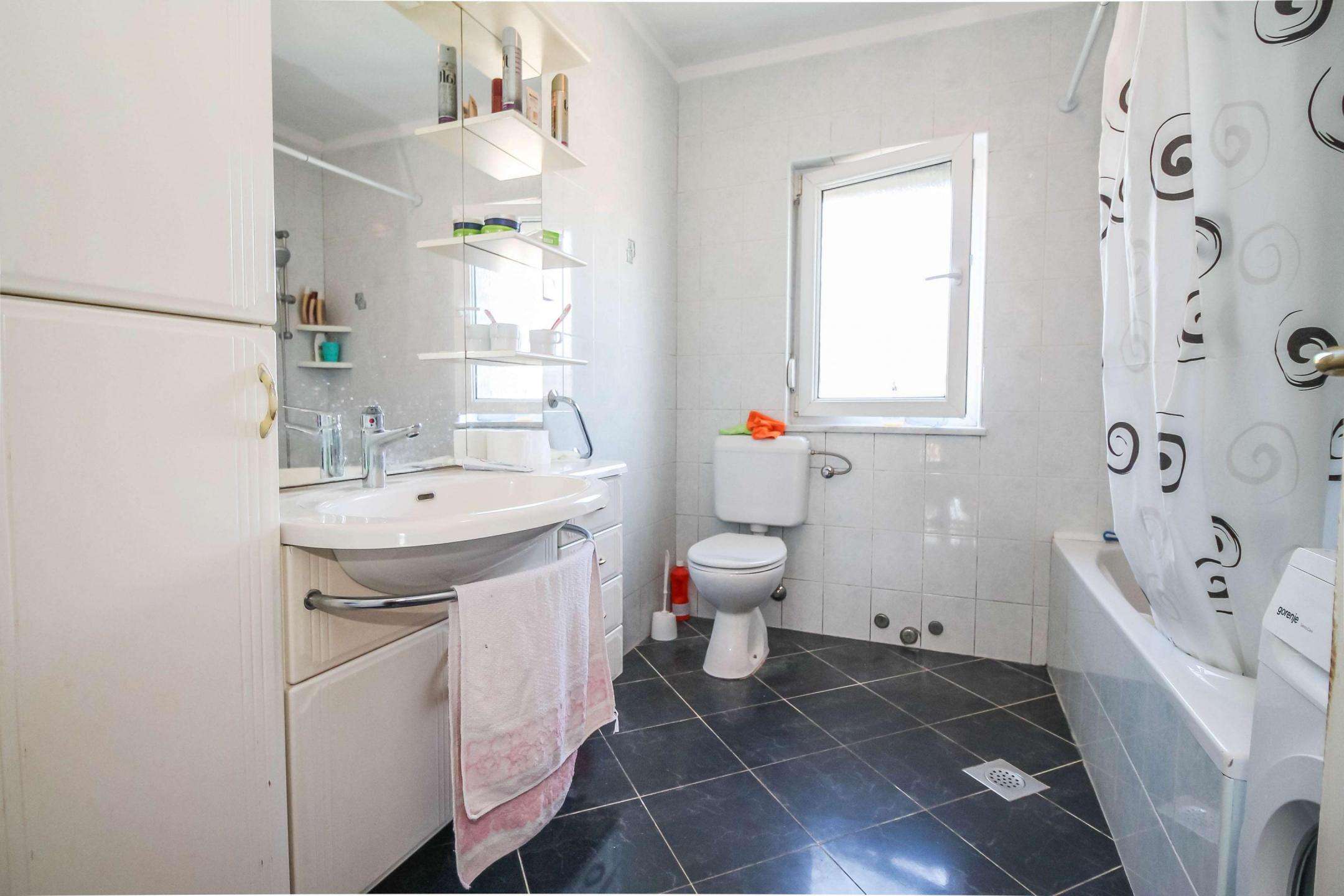 Umag | Prostrana samostojeća kuća u blizini grada