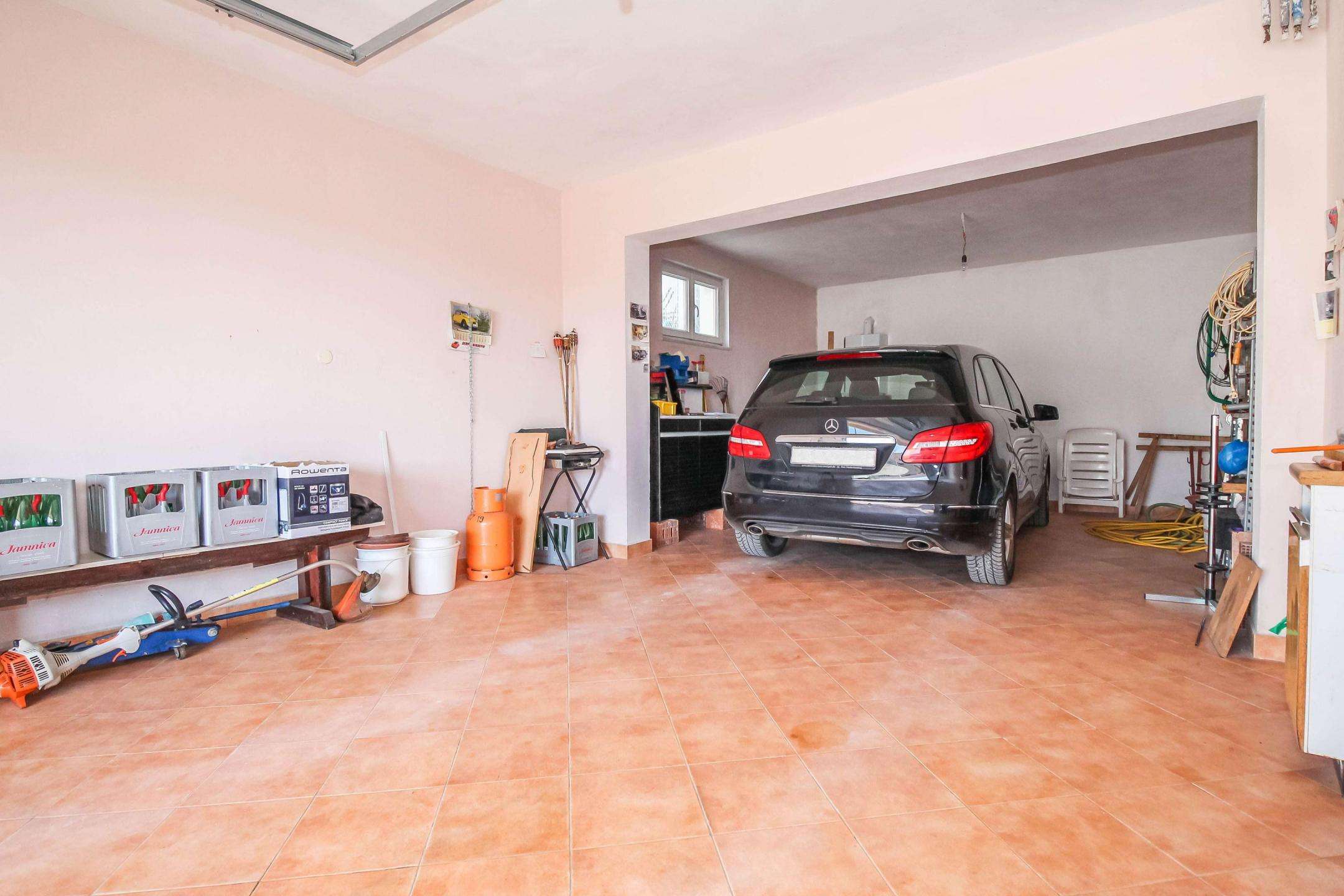 Umag | Prostrana samostojeća kuća u blizini grada