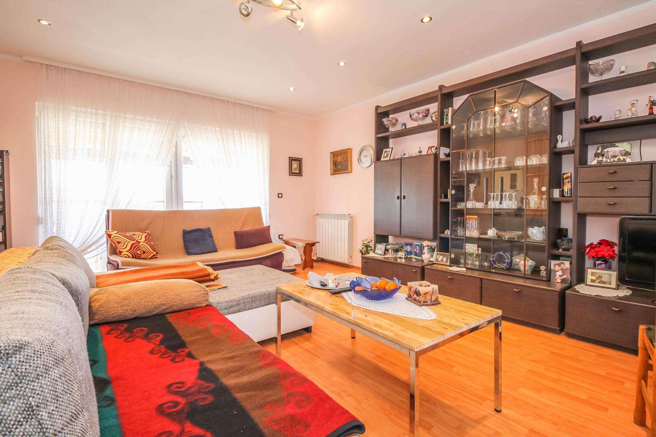 Umag | Prostrana samostojeća kuća u blizini grada