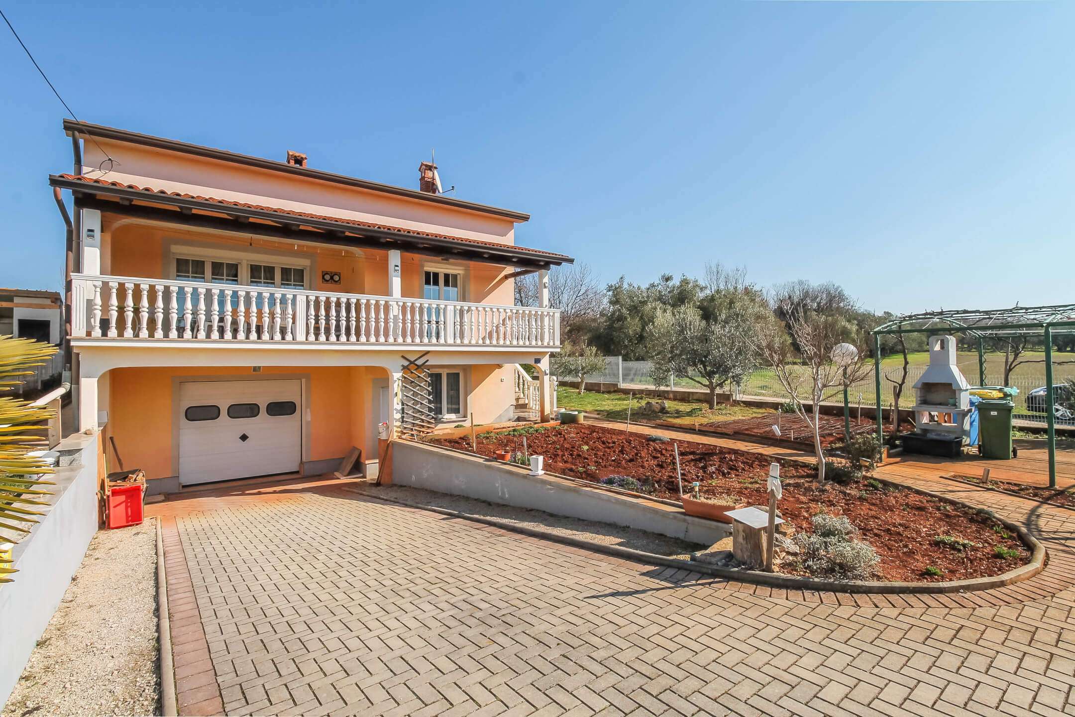 Umag | Prostrana samostojeća kuća u blizini grada