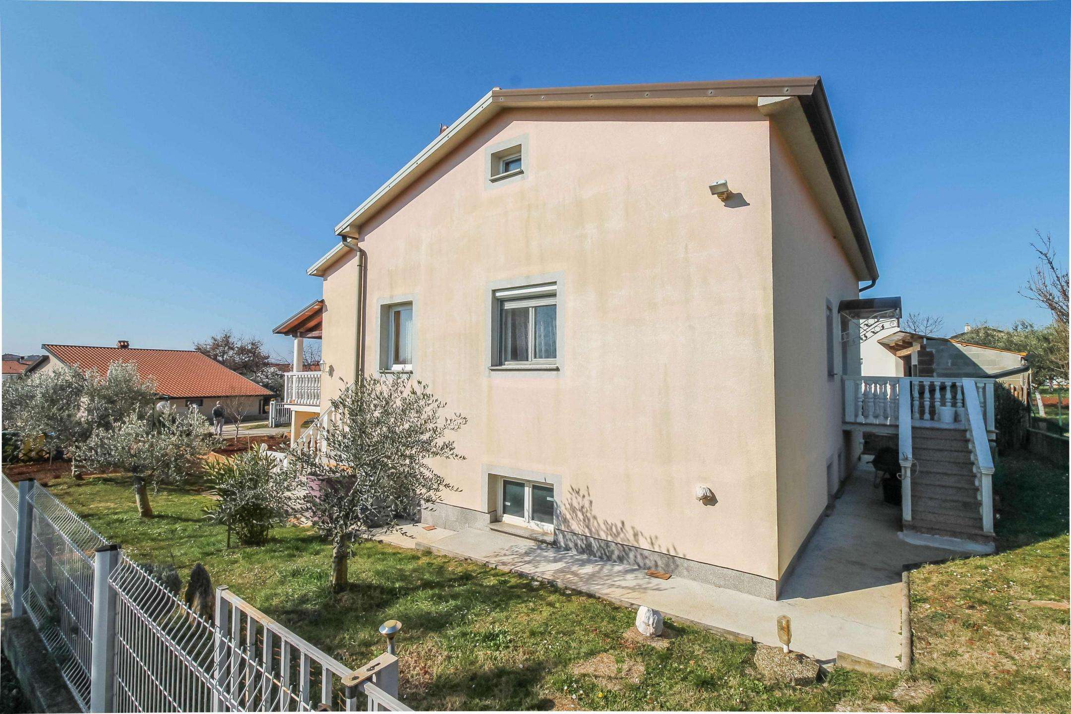 Umag | Prostrana samostojeća kuća u blizini grada