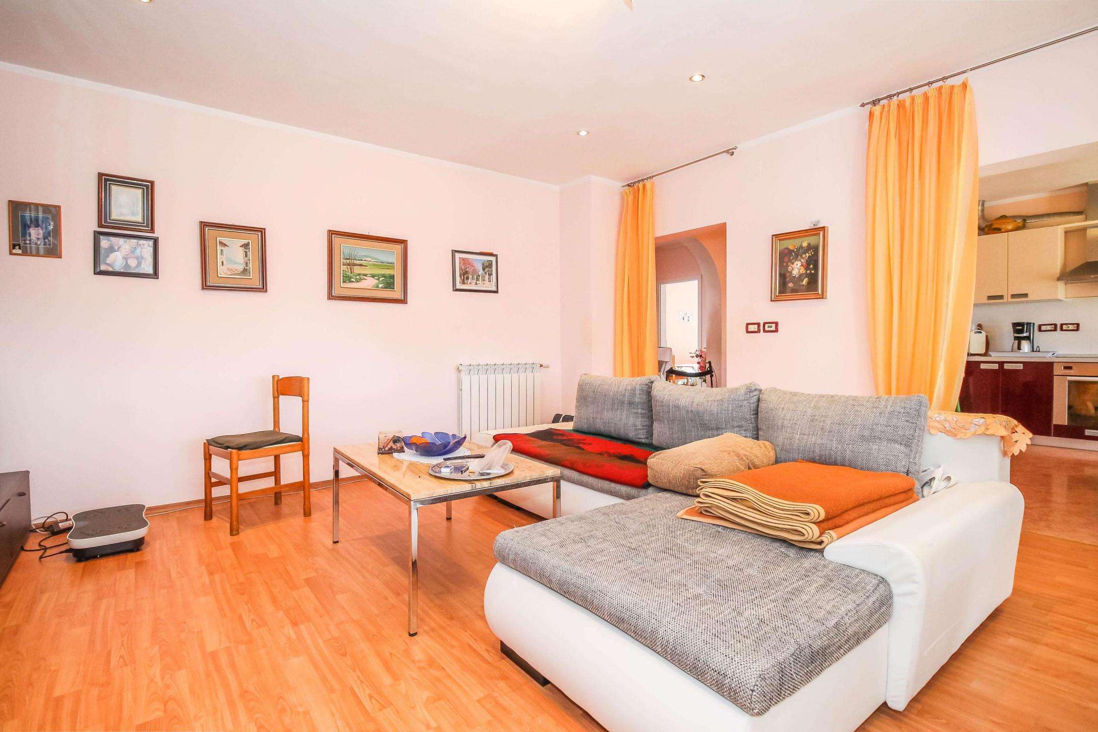 Umag | Prostrana samostojeća kuća u blizini grada