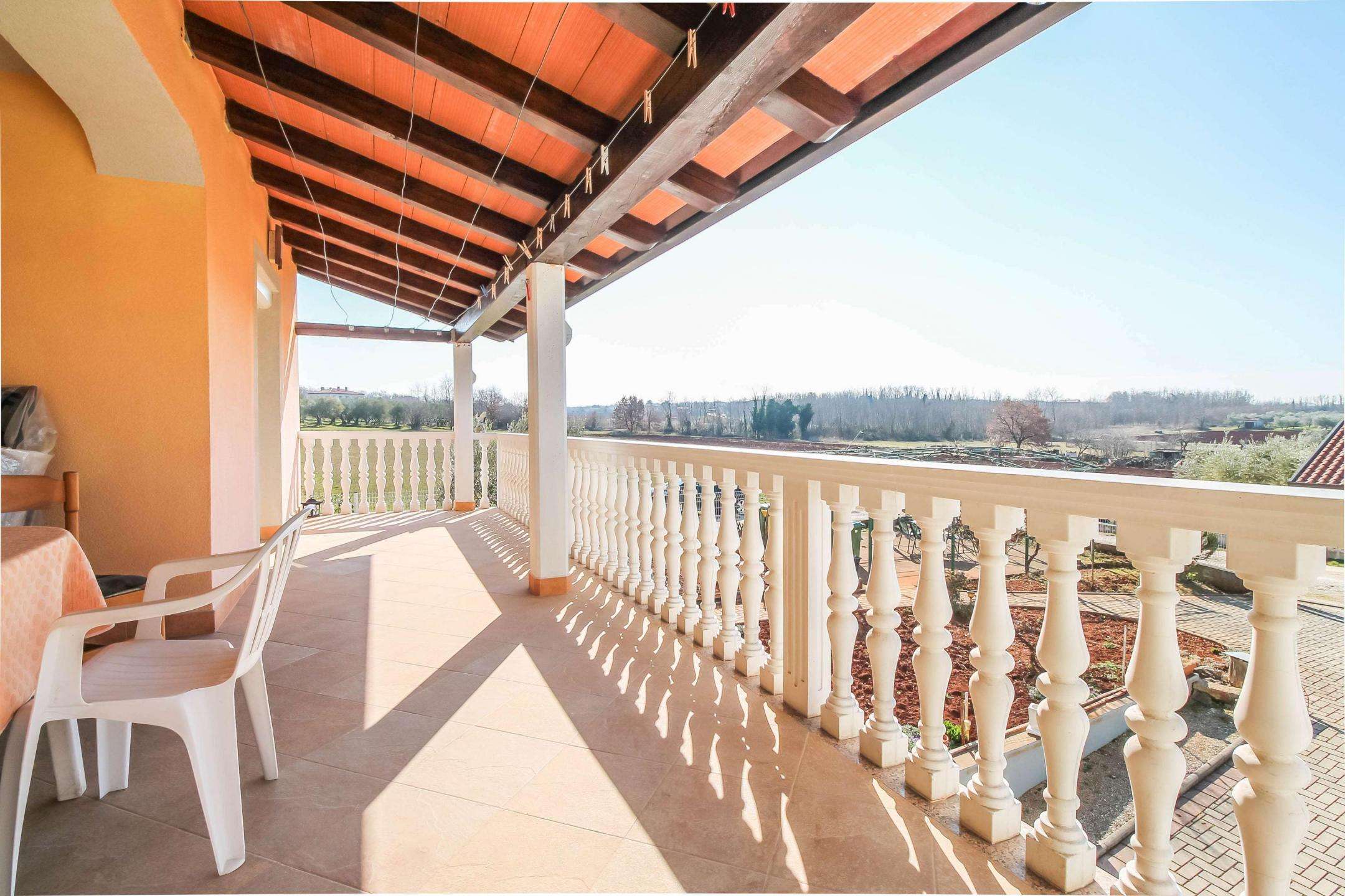 Umag | Prostrana samostojeća kuća u blizini grada