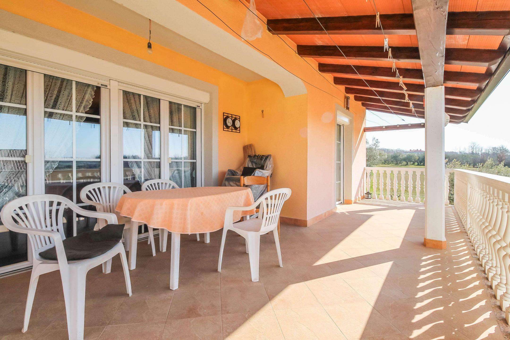 Umag | Prostrana samostojeća kuća u blizini grada