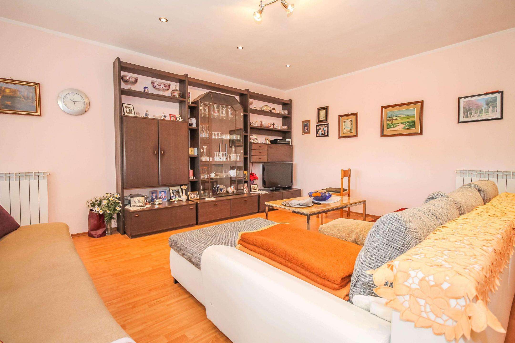 Umag | Prostrana samostojeća kuća u blizini grada