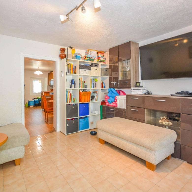 Kaštel okolica | Kuća u nizu blizu granice