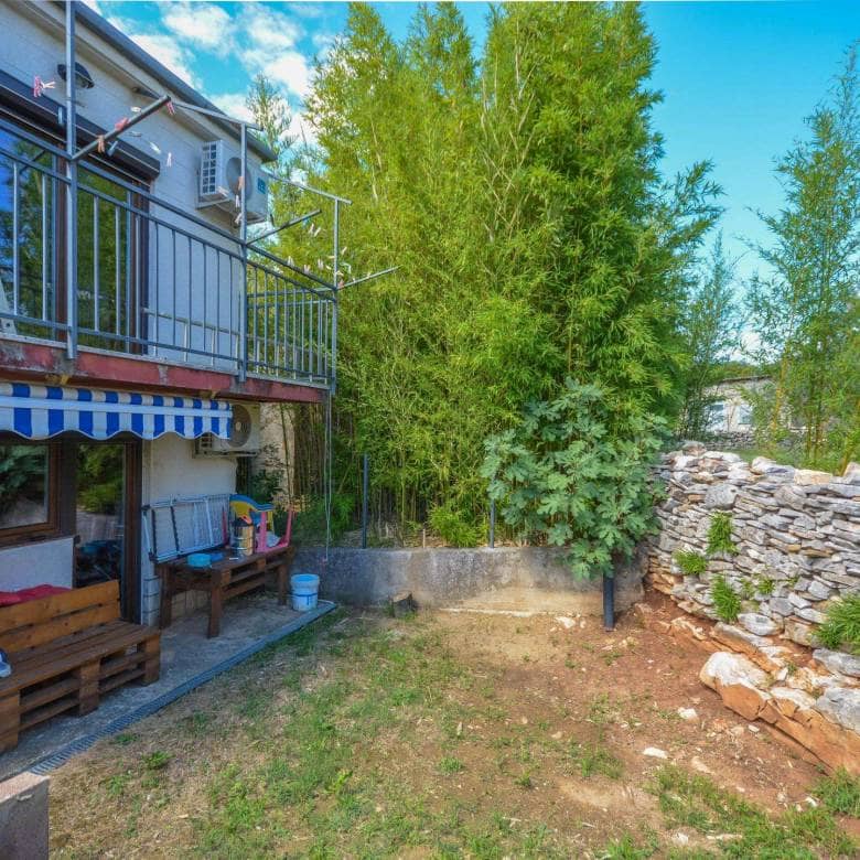 Kaštel okolica | Kuća u nizu blizu granice