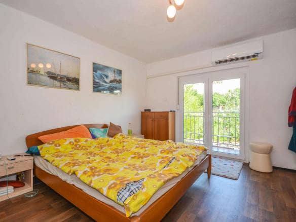 Kaštel okolica | Kuća u nizu blizu granice