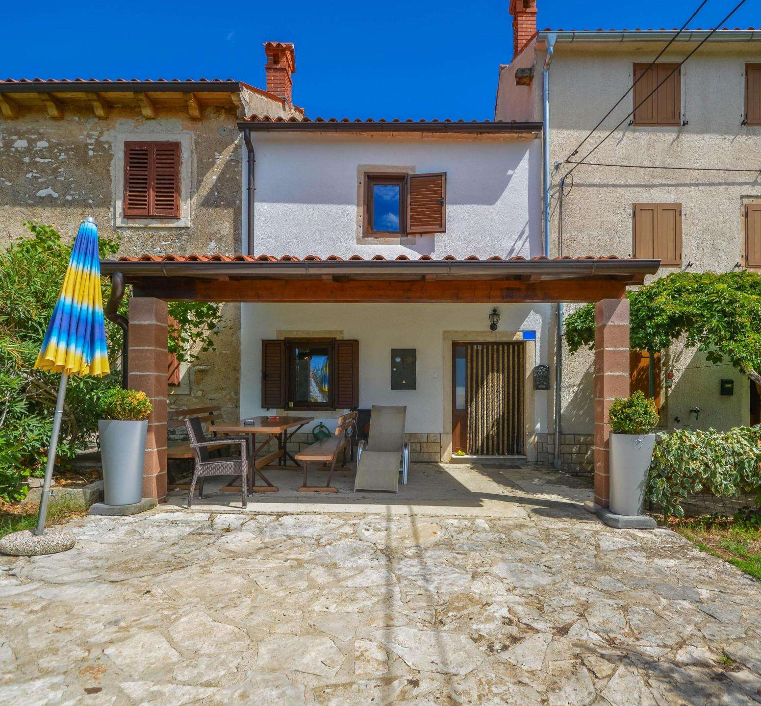 Castelvenere dintorni | Casa a schiera vicino al confine