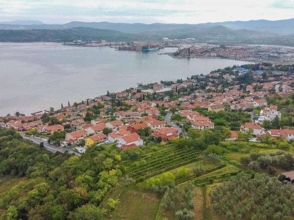 Koper surroundings | Beautiful building land for investment with an open sea view