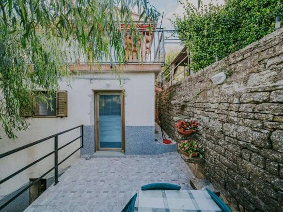 Grožnjan | Samostojeća kuća sa apartmanima