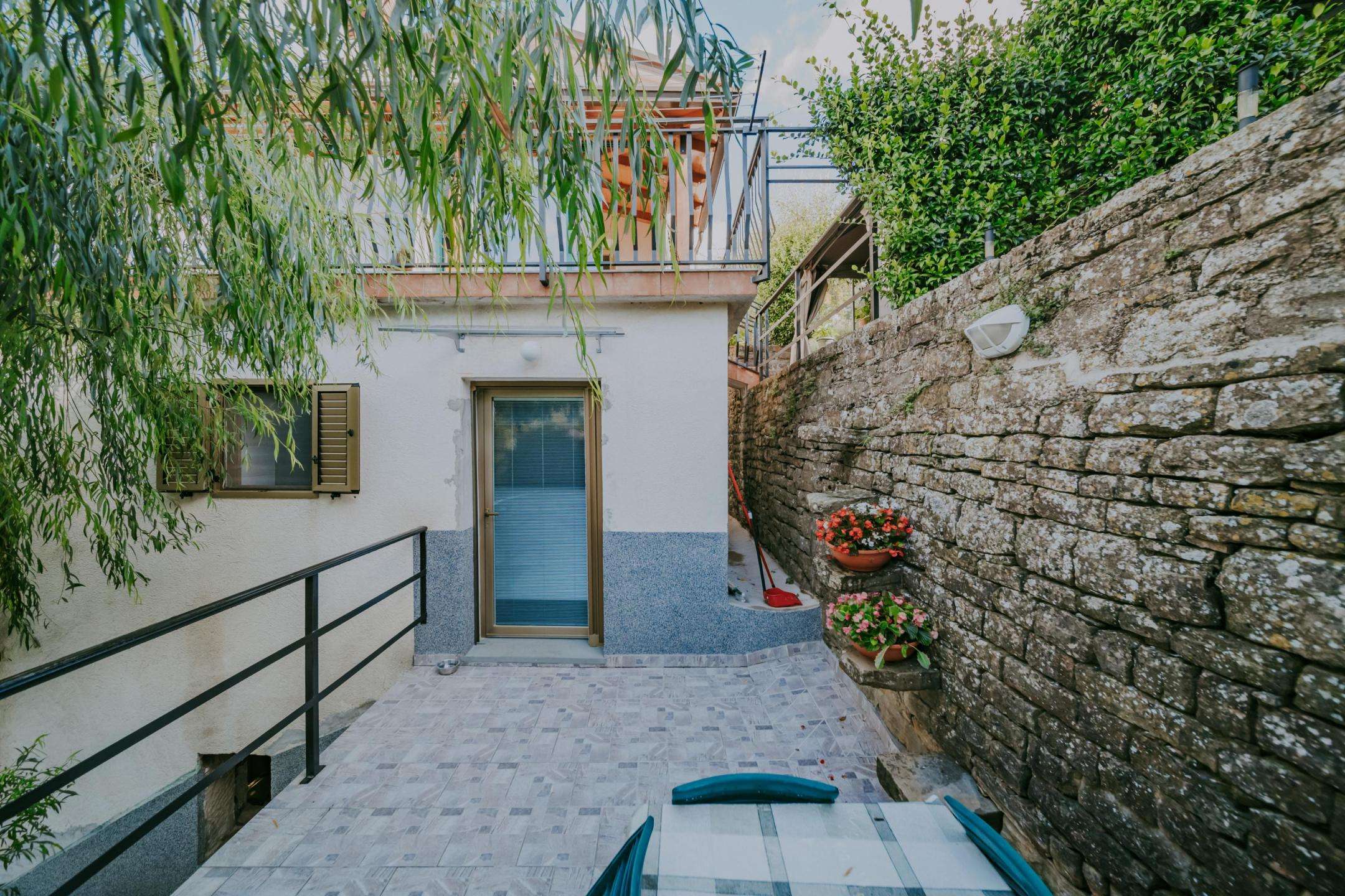 Grožnjan | Samostojeća kuća sa apartmanima