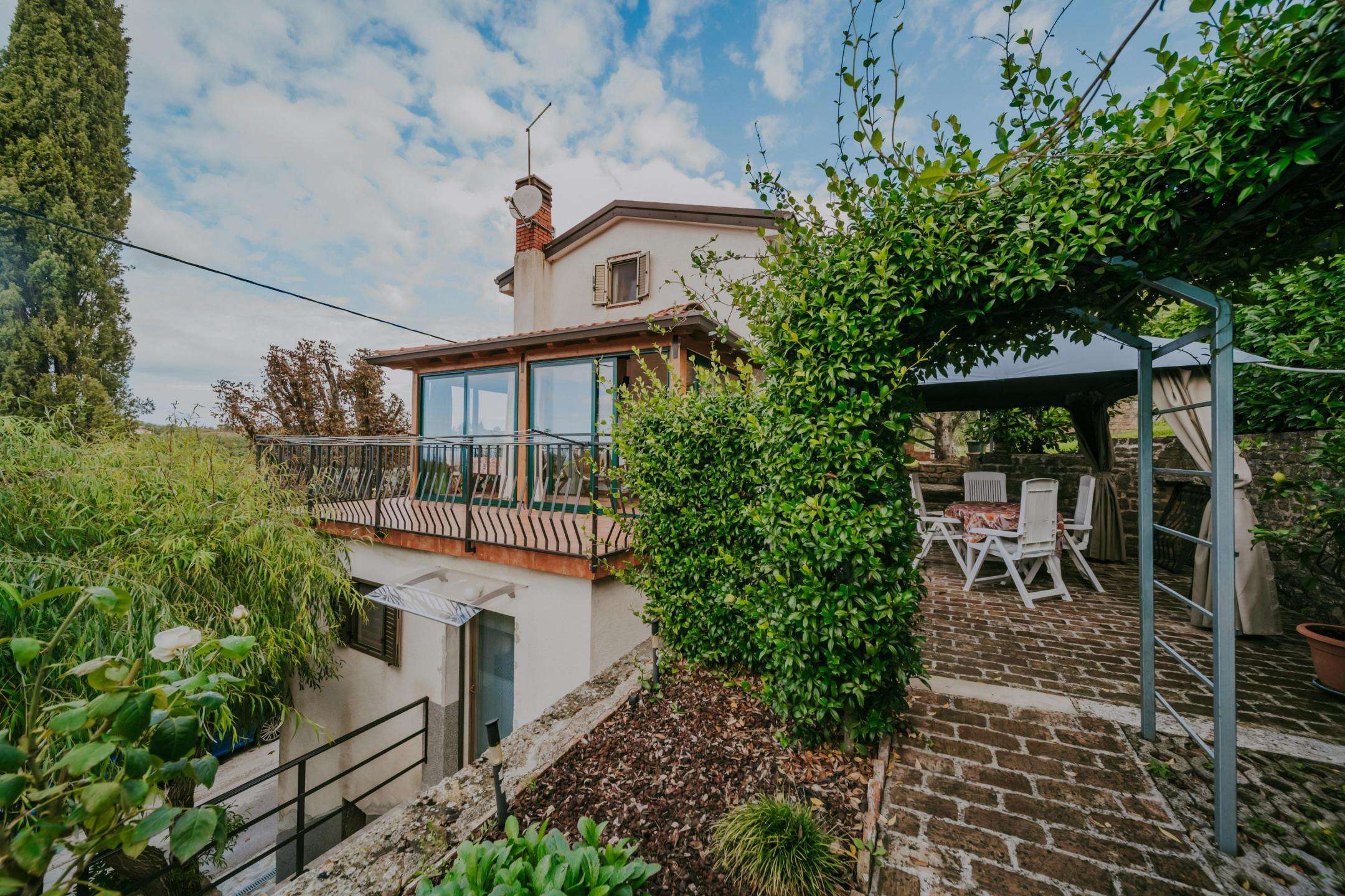 Grožnjan | Detached house with apartments