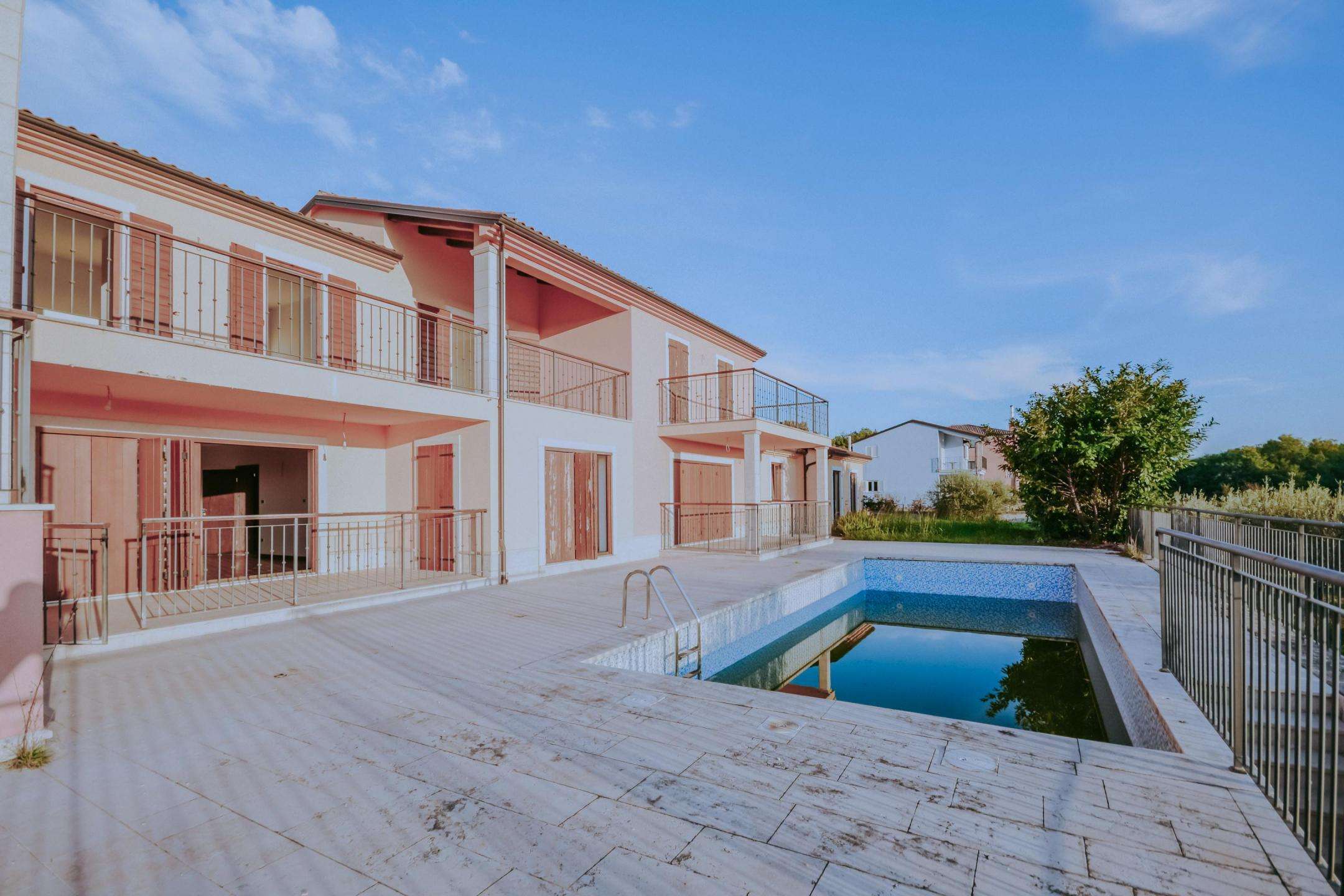 Kaštel Okolica | Hiša Na Mirni Lokaciji Blizu Meje Kaštel Okolica | Hiša Na Mirni Lokaciji Blizu Meje