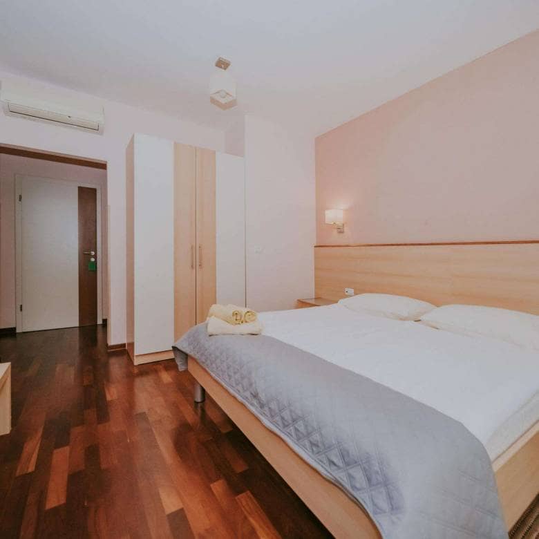 okolica Novigrada | Kuća sa 9 soba, bazenom i restoranom