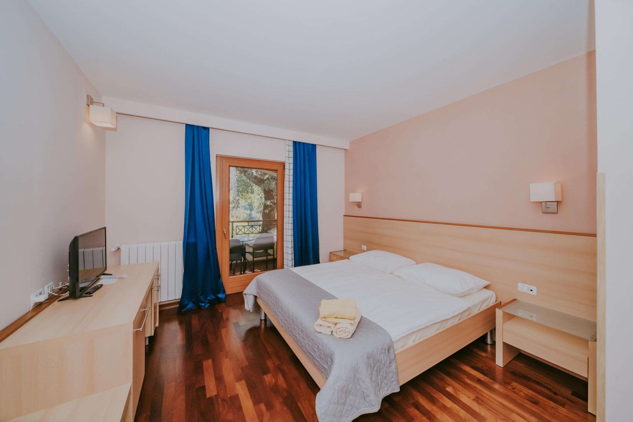 okolica Novigrada | Kuća sa 9 soba, bazenom i restoranom