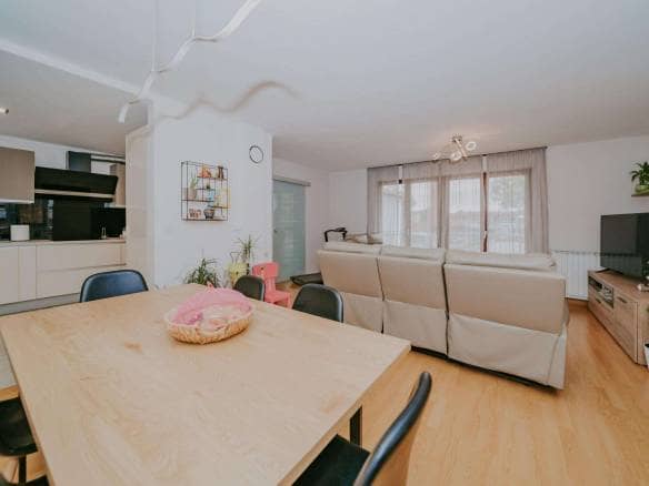 Umag | Ein Einfamilienhaus mit Wohnungen und einem Restaurant