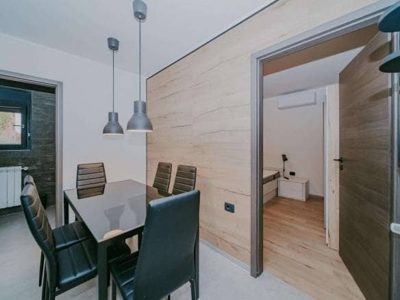 Umag | Ein Einfamilienhaus mit Wohnungen und einem Restaurant