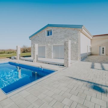 окрестности Умага новостройка дом недалеко от города море и граница