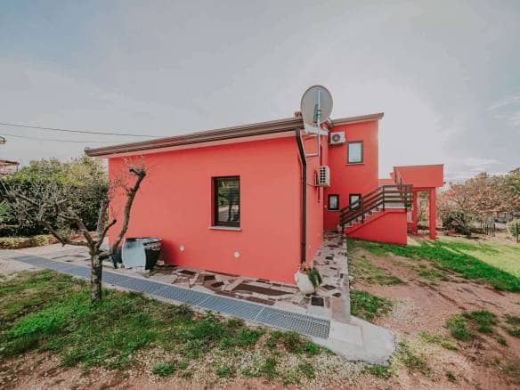 Umag okolica | Samostojeća kuća sa 4 apartmana i pogledom na more