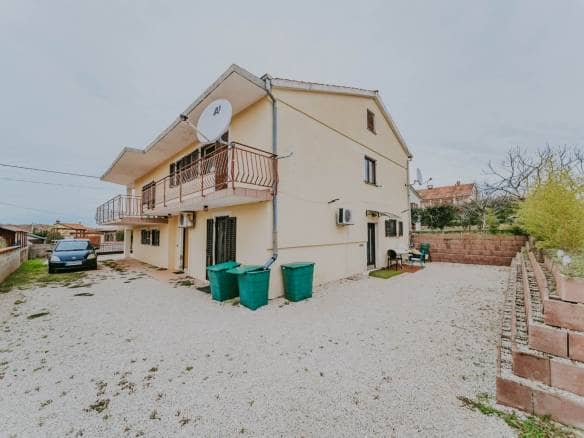 Umag surroundings | Spacious apartment house