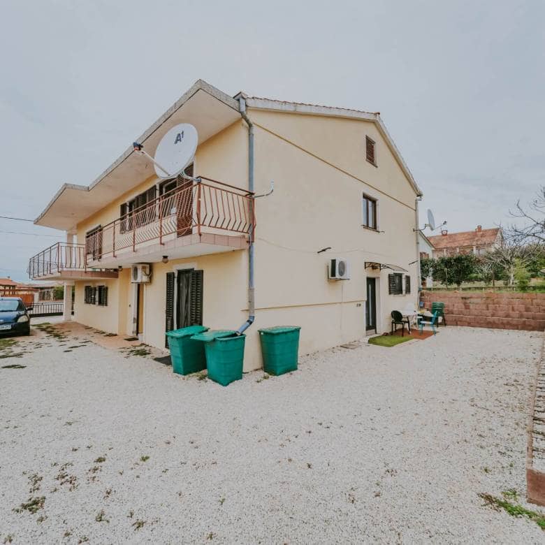 Umag surroundings | Spacious apartment house
