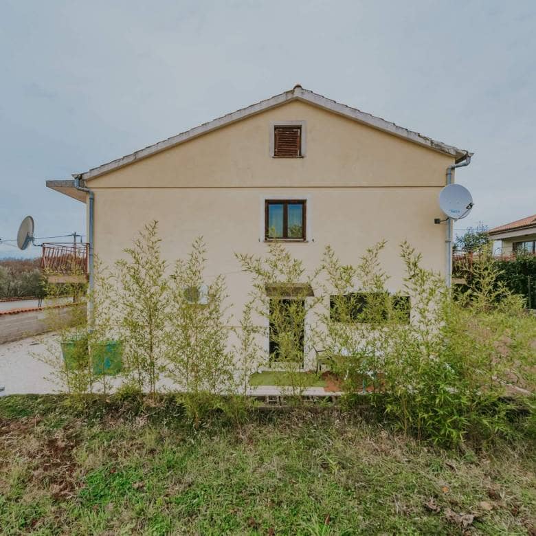 Umag surroundings | Spacious apartment house