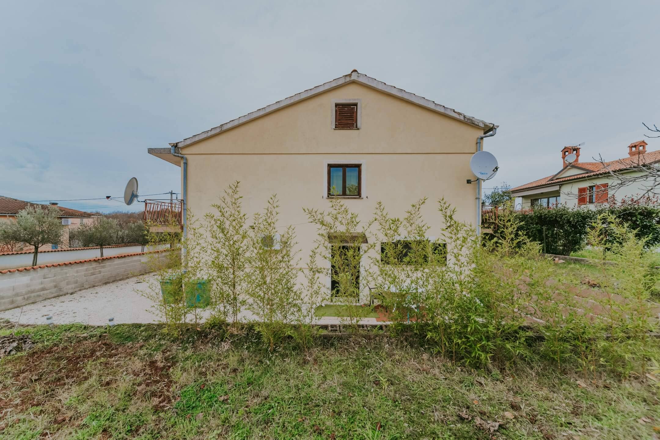 Umag surroundings | Spacious apartment house