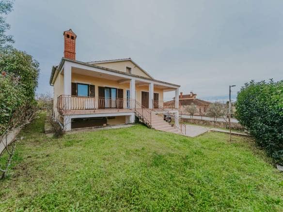Umag surroundings | Spacious apartment house