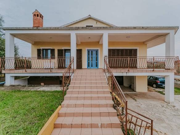 Umag surroundings | Spacious apartment house