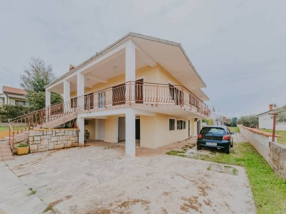 Umag surroundings | Spacious apartment house