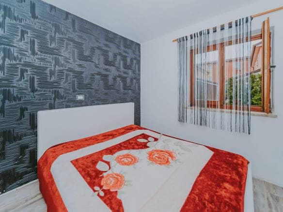 Karigador | Two ground floor apartments with basement and yard